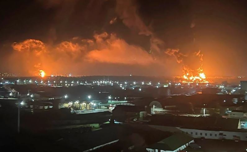 Після атаки дронів: в Краснодарському краю горить НПЗ